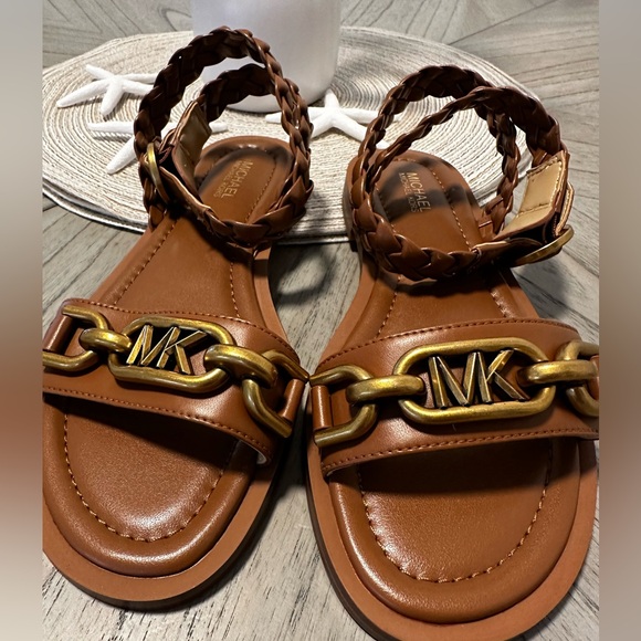 Adorable sandals for this summer! - Picture 1 of 3